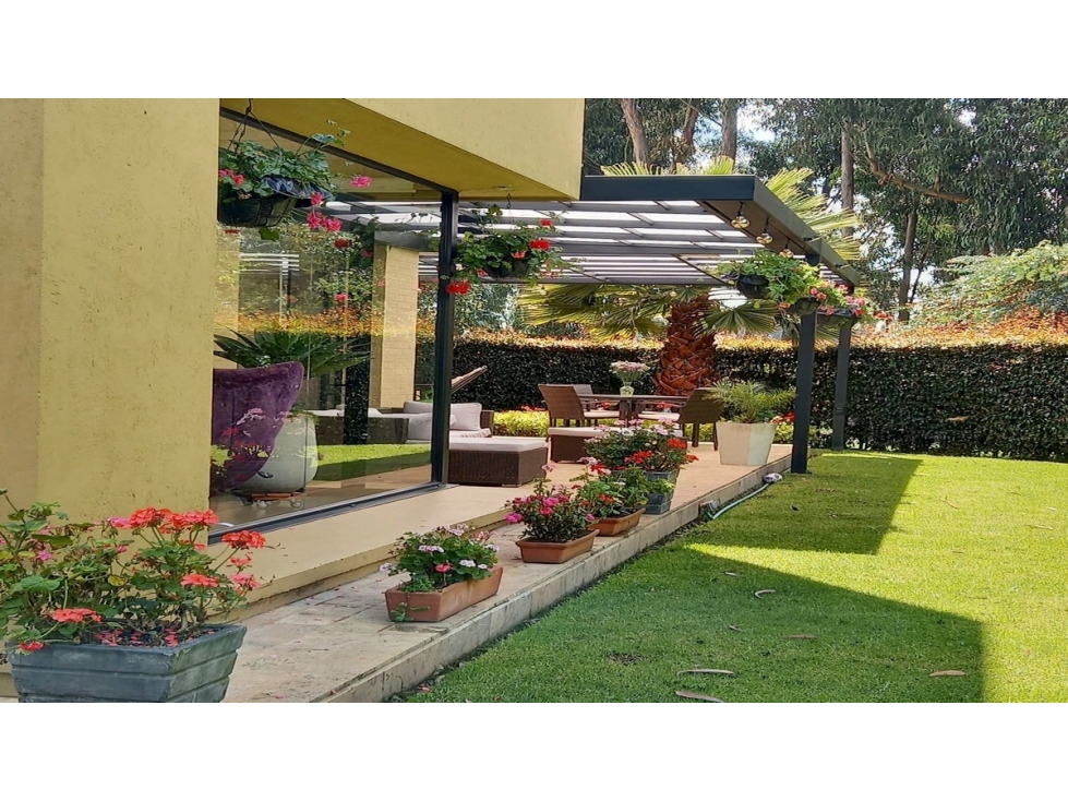 Casa exterior con terraza y jardín en Cota