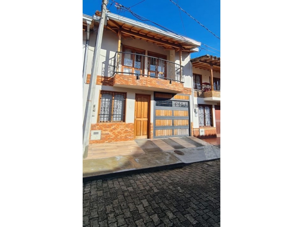 Se vende casa en La Ceja m, sector Gualanday, 2 niveles y manzarda
